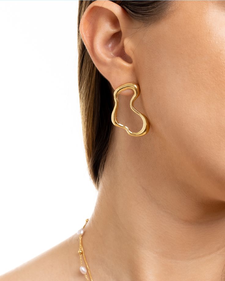 AURUM Alma 18K
Imagem de brinco com curvas orgânicas e estrutura assimétrica, acabamento polido, fundo limpo.