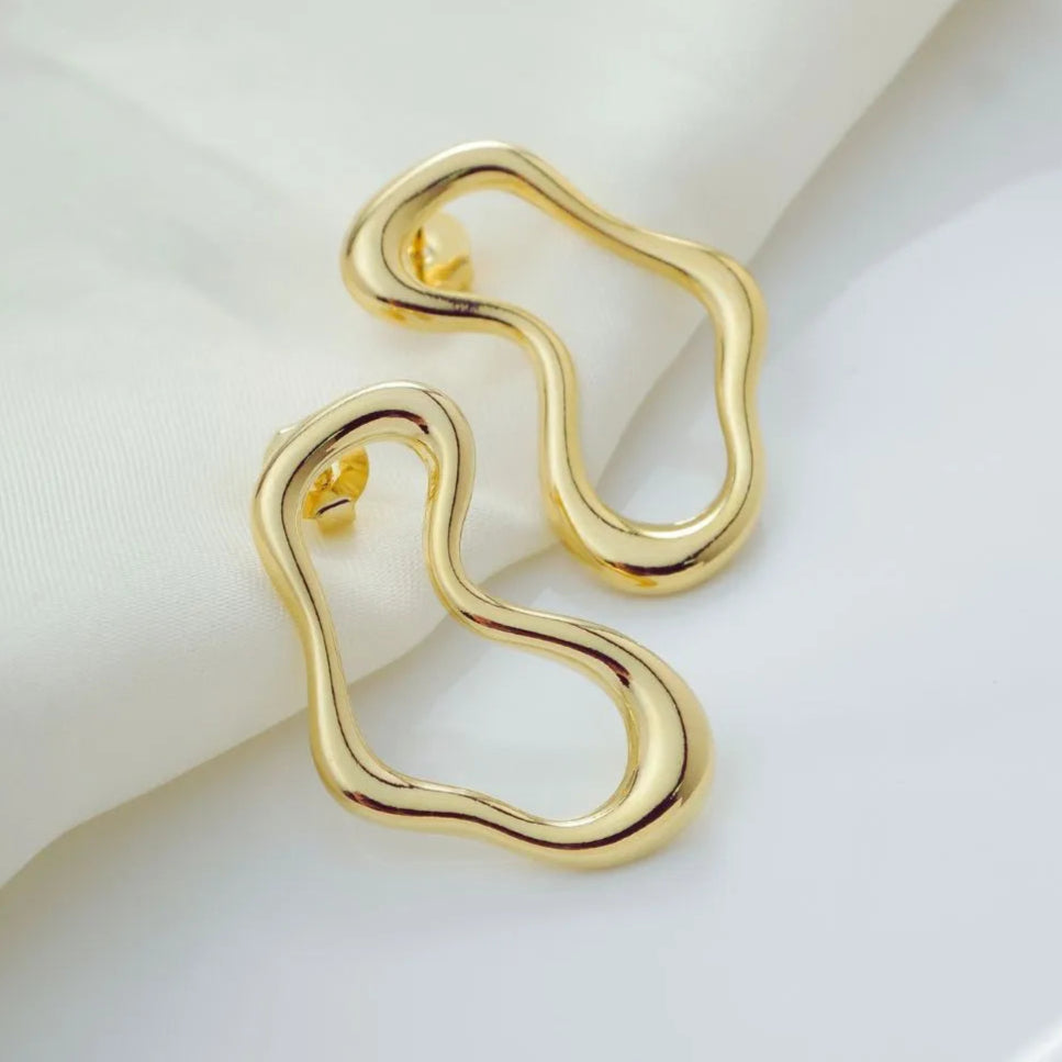 AURUM Alma 18K
Imagem de brinco com curvas orgânicas e estrutura assimétrica, acabamento polido, fundo limpo.