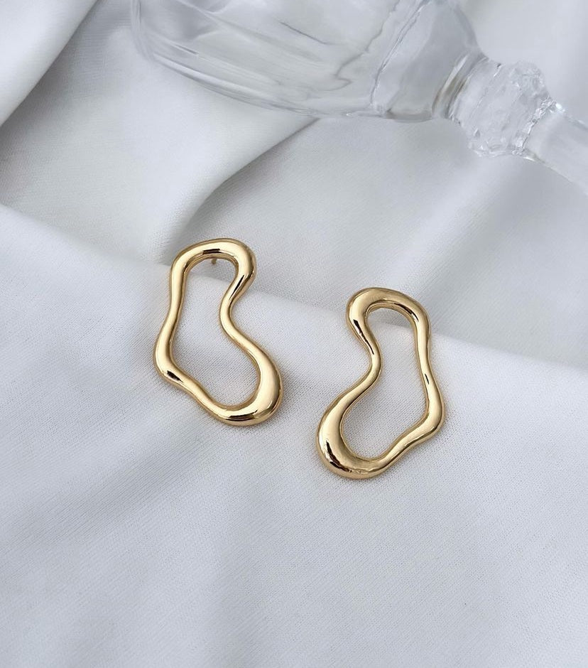 AURUM Alma 18K
Imagem de brinco com curvas orgânicas e estrutura assimétrica, acabamento polido, fundo limpo.