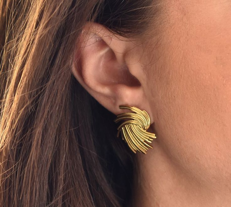 AURUM Espiral 18K
Imagem de brinco com design em espiral dourado, textura fina e brilho discreto, em fundo neutro.