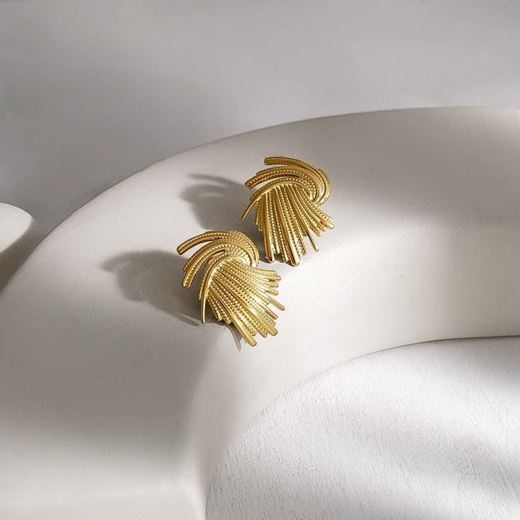 AURUM Espiral 18K
Imagem de brinco com design em espiral dourado, textura fina e brilho discreto, em fundo neutro.