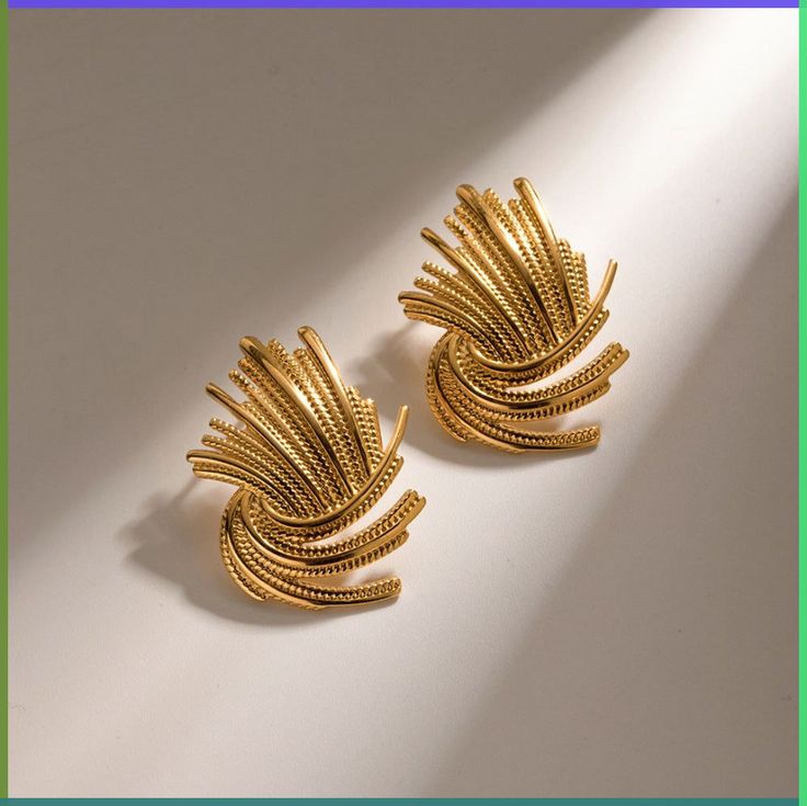 AURUM Espiral 18K
Imagem de brinco com design em espiral dourado, textura fina e brilho discreto, em fundo neutro.
