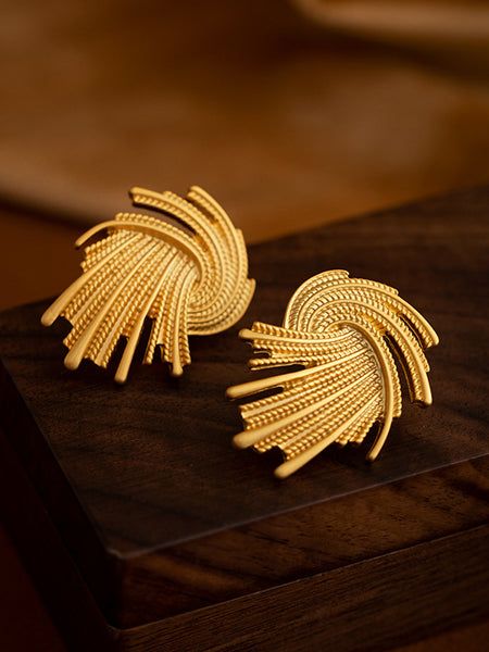 AURUM Espiral 18K
Imagem de brinco com design em espiral dourado, textura fina e brilho discreto, em fundo neutro.