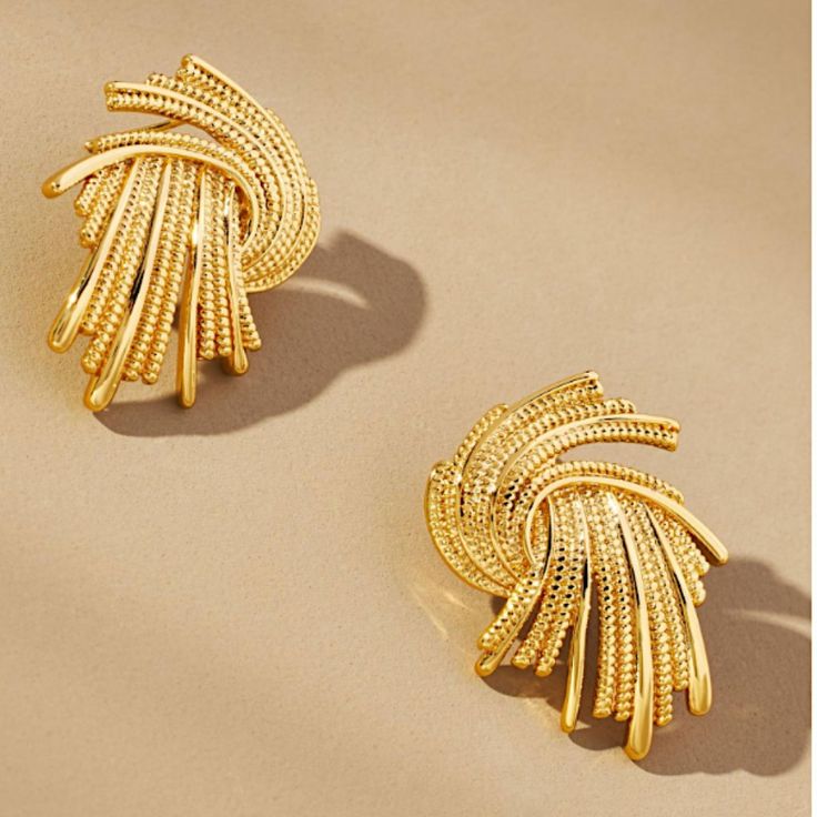 AURUM Espiral 18K
Imagem de brinco com design em espiral dourado, textura fina e brilho discreto, em fundo neutro.