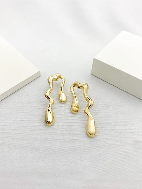 AURUM Free Drop 18K
Imagem de brinco dourado com design fluido e formato assimétrico, estilo líquido, sobre fundo branco.