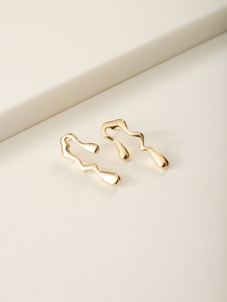 AURUM Free Drop 18K
Imagem de brinco dourado com design fluido e formato assimétrico, estilo líquido, sobre fundo branco.