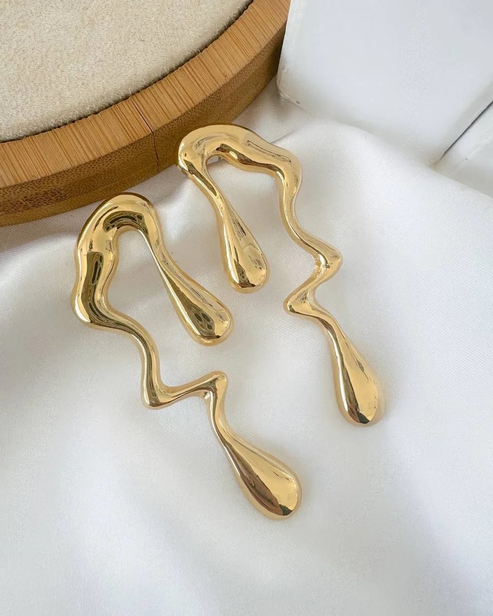 AURUM Free Drop 18K
Imagem de brinco dourado com design fluido e formato assimétrico, estilo líquido, sobre fundo branco.