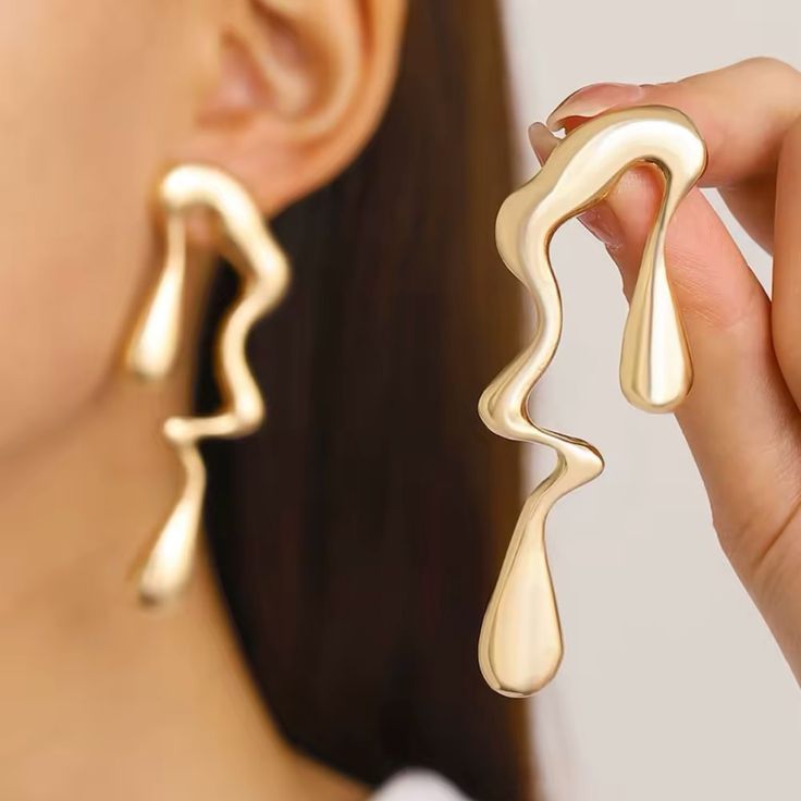AURUM Free Drop 18K
Imagem de brinco dourado com design fluido e formato assimétrico, estilo líquido, sobre fundo branco.