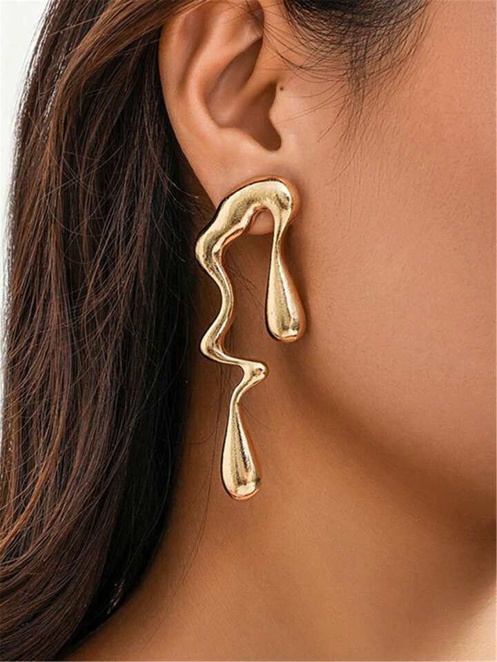 AURUM Free Drop 18K
Imagem de brinco dourado com design fluido e formato assimétrico, estilo líquido, sobre fundo branco.
