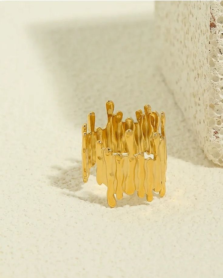 AURUM Liquid Gold 18K
Imagem de anel banhado a ouro 18K com superfície escultural e textura líquida, fotografado sobre fundo neutro.