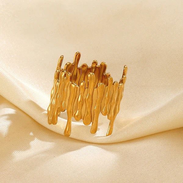 AURUM Liquid Gold 18K
Imagem de anel banhado a ouro 18K com superfície escultural e textura líquida, fotografado sobre fundo neutro.