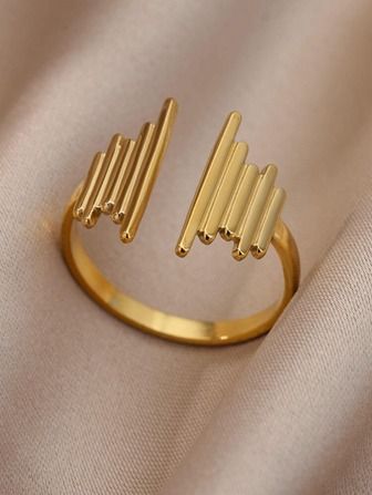 Anel Pulse 18K em aço cirúrgico banhado a ouro, com design moderno formado por filetes verticais de diferentes alturas, lembrando ondas sonoras, fotografado em fundo neutro.