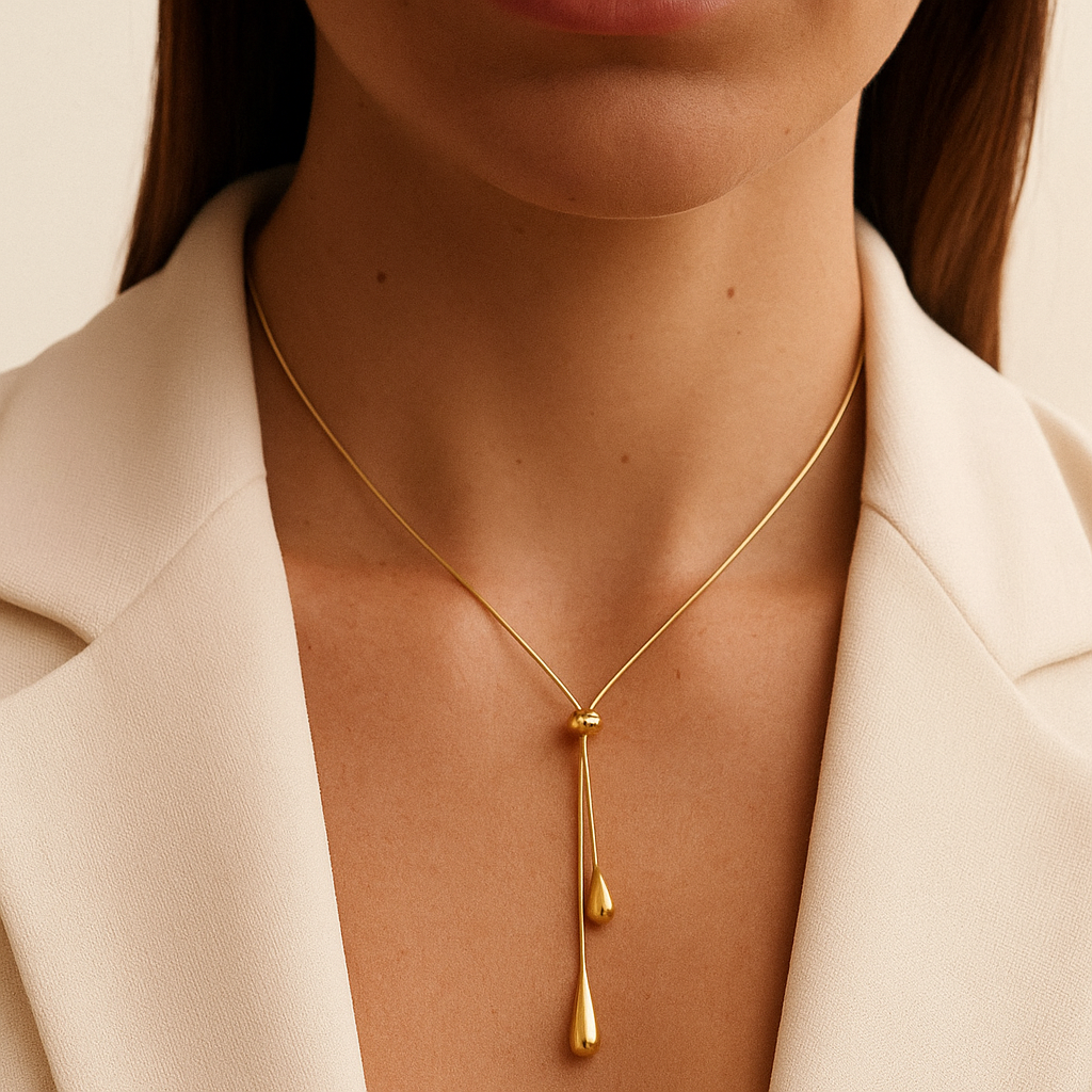 Colar de ouro estilo minimalista com pingentes em forma de gota sobre o colo de uma modelo — Colar Essence 18K AURUM