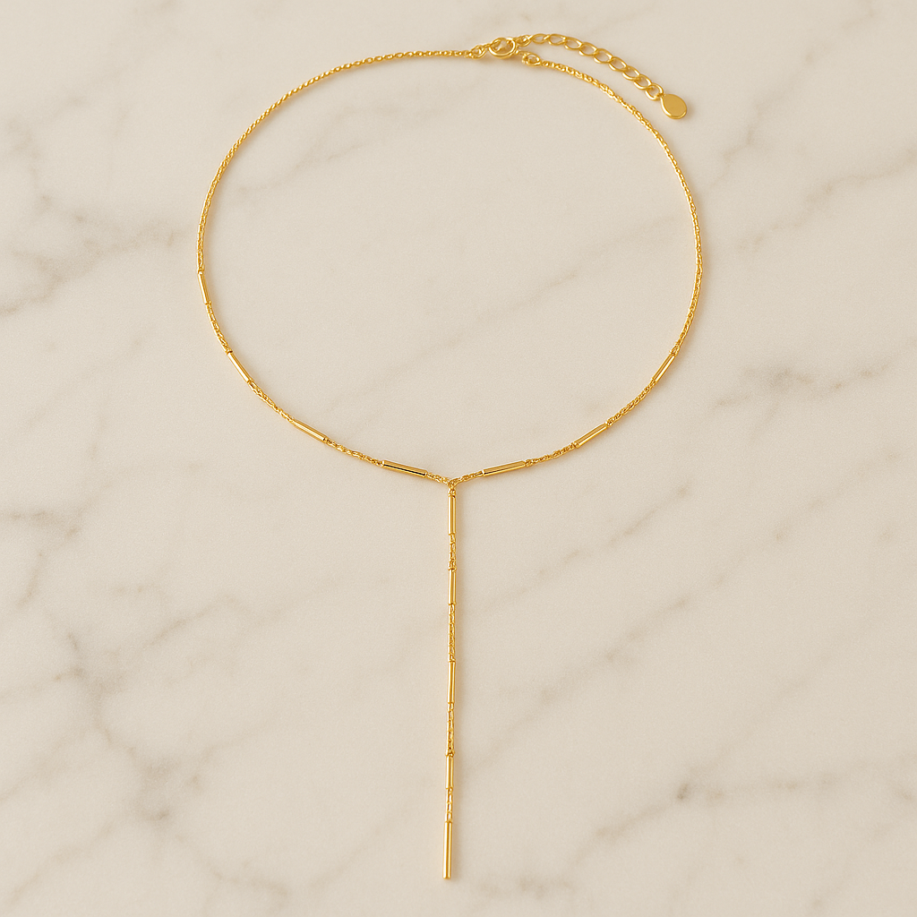 Foto do Colar Lines banhado a ouro, com design minimalista e barras douradas distribuídas ao longo da corrente.