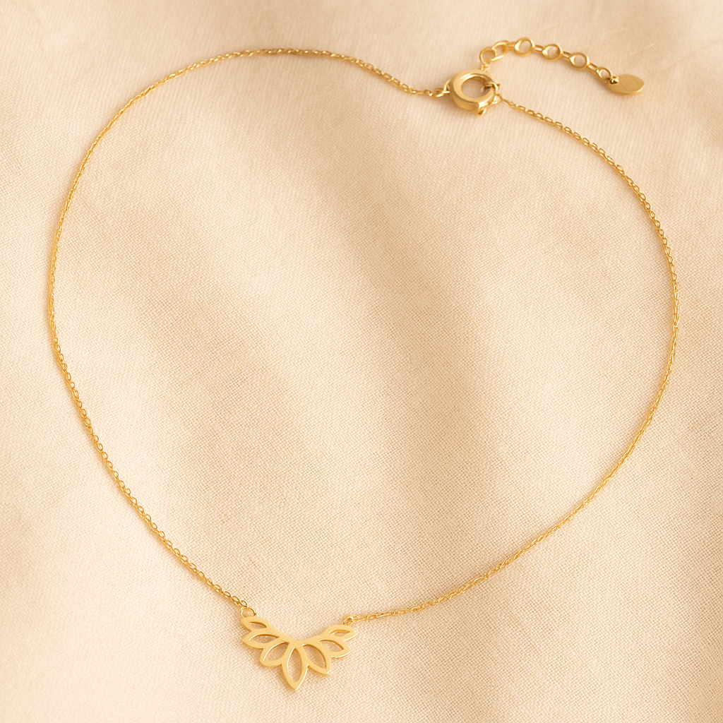 Colar dourado AURUM 18K com corrente fina e pingente delicado em fundo neutro.