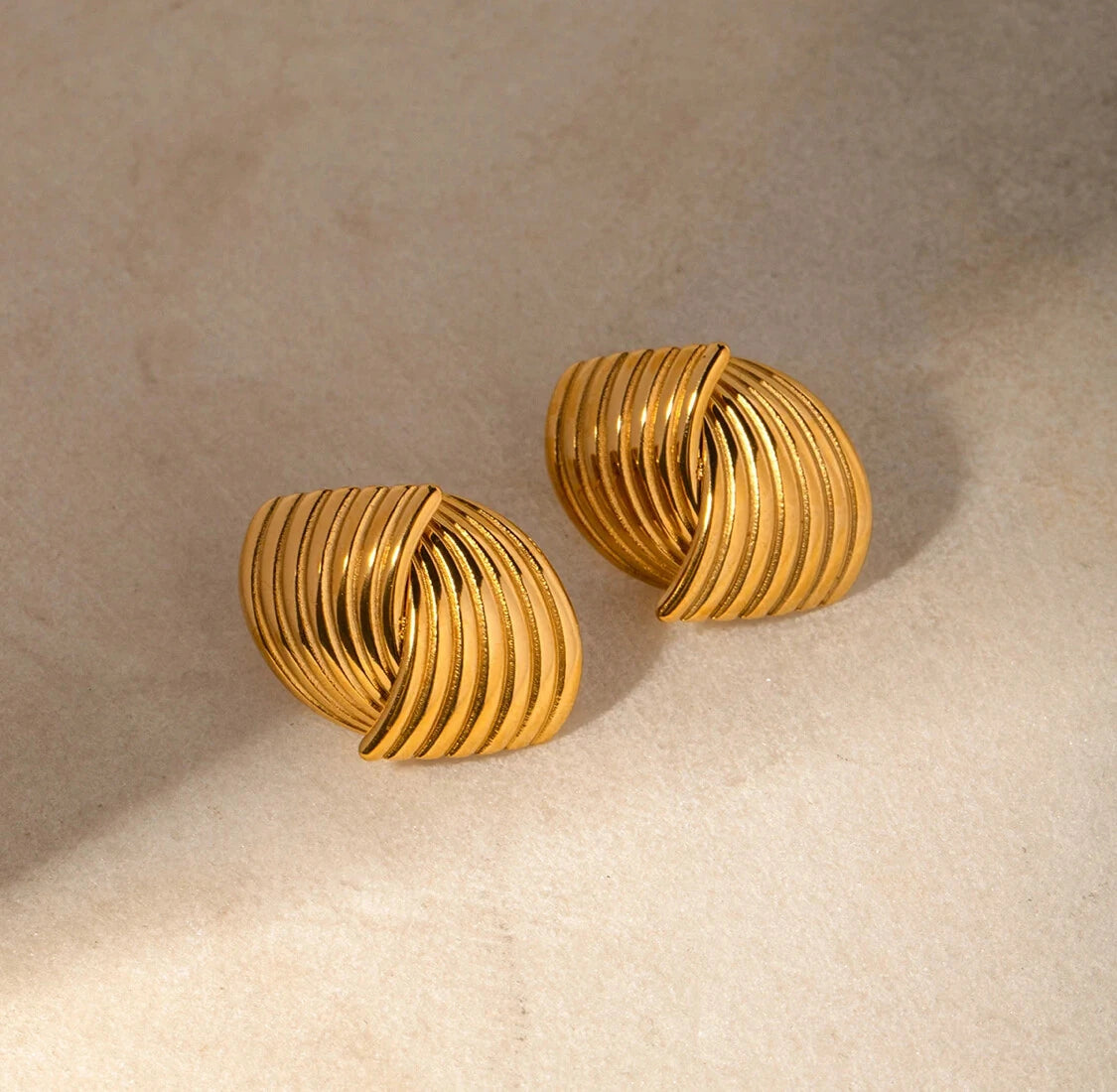 AURUM Cross Lines 18K
Imagem de brinco com hastes cruzadas e acabamento polido, design geométrico em fundo branco.