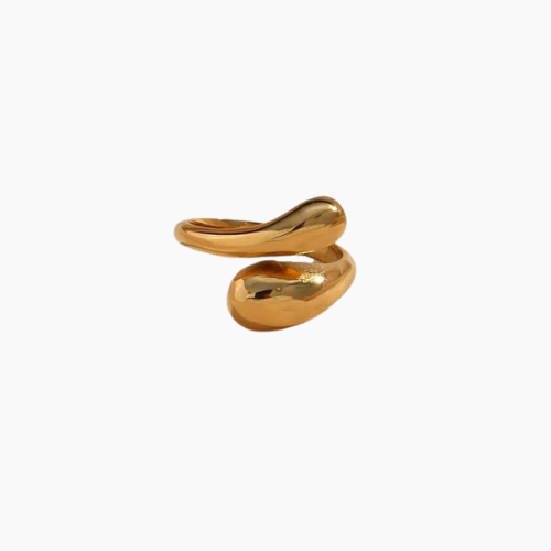 Anel Gota 18K em aço cirúrgico banhado a ouro, com design fluido em forma de gota e acabamento polido brilhante, sobre fundo branco minimalista.