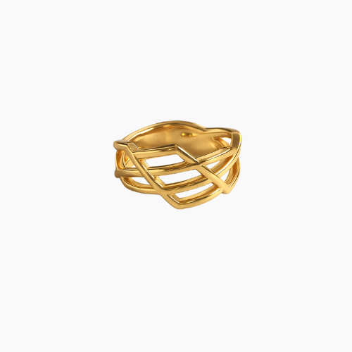 Anel dourado de aço cirúrgico banhado a ouro 18K, com design geométrico entrelaçado, formado por fios finos que se cruzam, fotografado sobre superfície neutra clara.