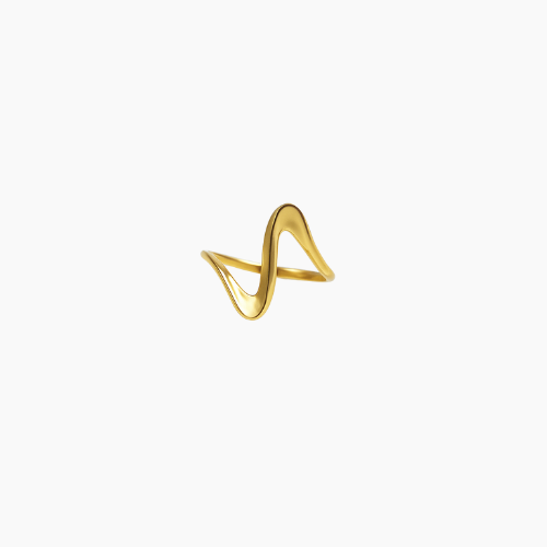 Anel Ripple 18K de aço cirúrgico banhado a ouro com design fino, ondulado e polido, formando curvas suaves e elegantes.