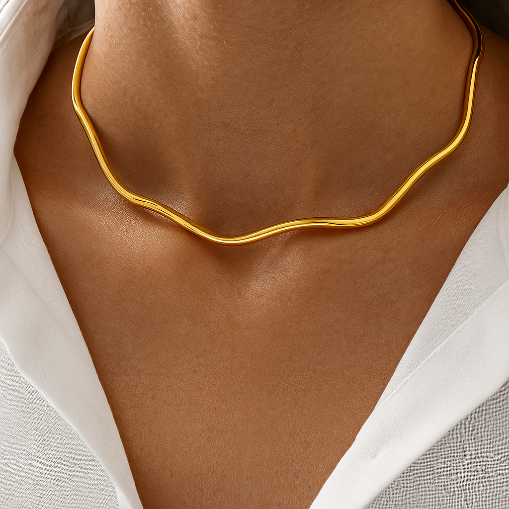 Colar AURUM Halo 18K em aço cirúrgico banhado a ouro, com formato ondulado minimalista, fotografado sobre fundo branco.