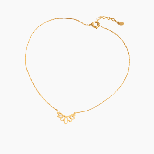 Colar dourado AURUM 18K com corrente fina e pingente delicado em fundo neutro.