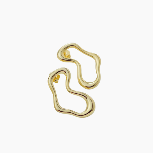 AURUM Alma 18K
Imagem de brinco com curvas orgânicas e estrutura assimétrica, acabamento polido, fundo limpo.