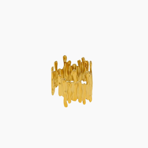 AURUM Liquid Gold 18K
Imagem de anel banhado a ouro 18K com superfície escultural e textura líquida, fotografado sobre fundo neutro.