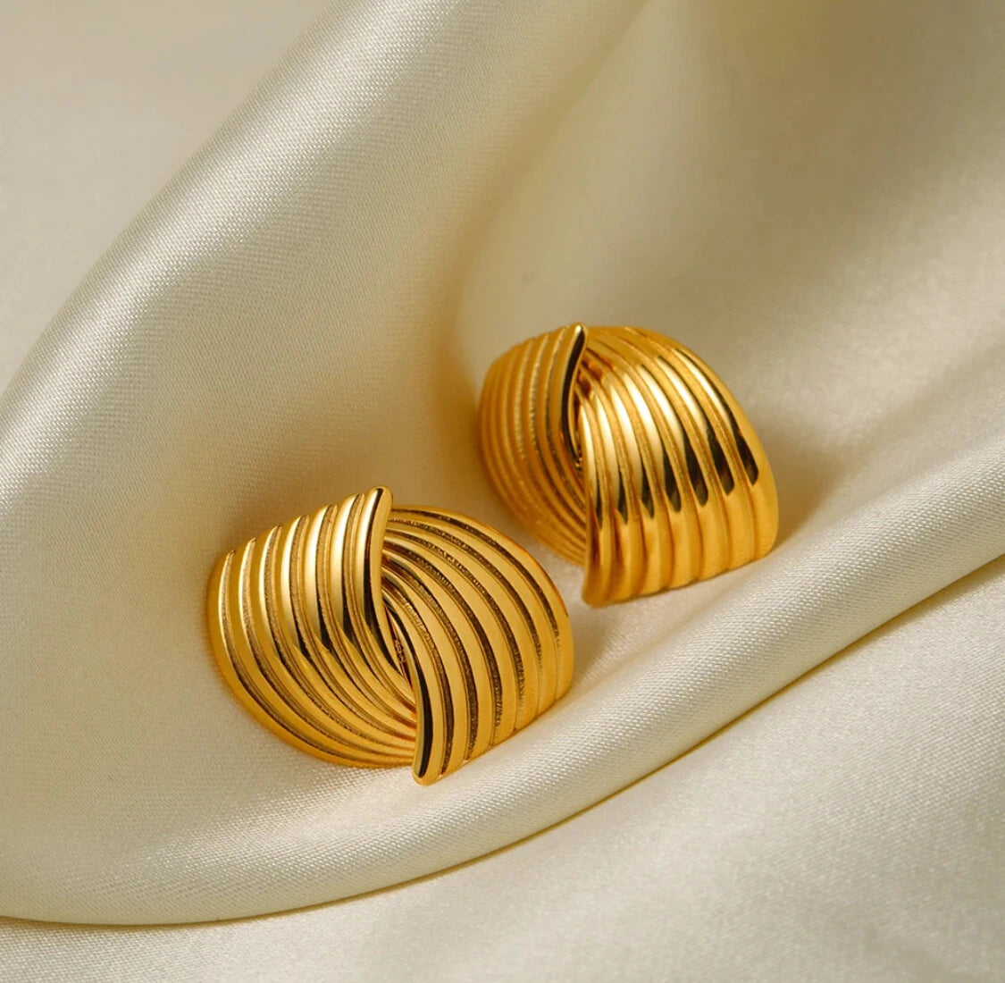 AURUM Cross Lines 18K
Imagem de brinco com hastes cruzadas e acabamento polido, design geométrico em fundo branco.