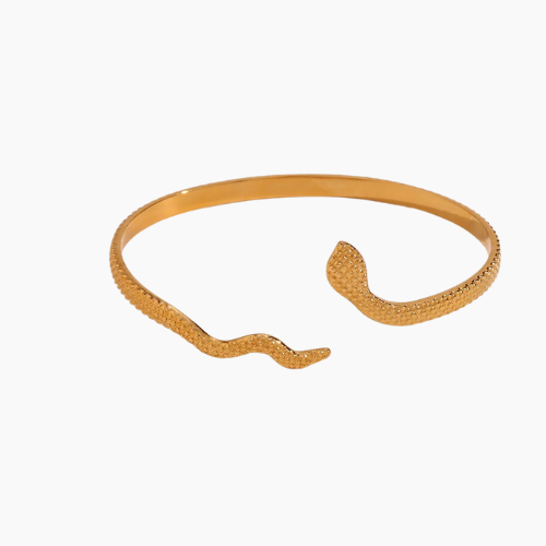 Pulseira rígida dourada com design de serpente estilizada, acabamento texturizado e abertura frontal em formato de cabeça e cauda de cobra, sobre fundo branco.