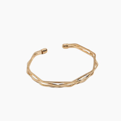 Pulseira rígida dourada com design entrelaçado de três linhas finas torcidas, acabamento polido e extremidades arredondadas, fotografada sobre fundo branco.